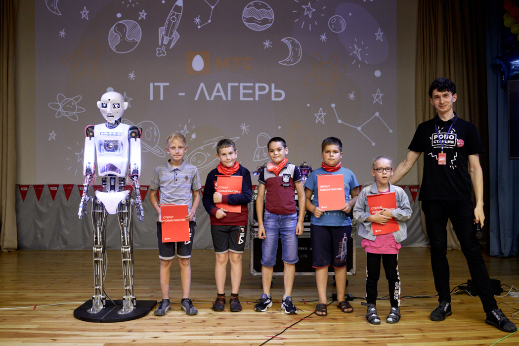 Посмотрите на робота-педагога в ИТ-лагере