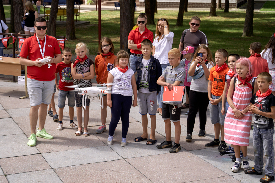 Посмотрите на робота-педагога в ИТ-лагере