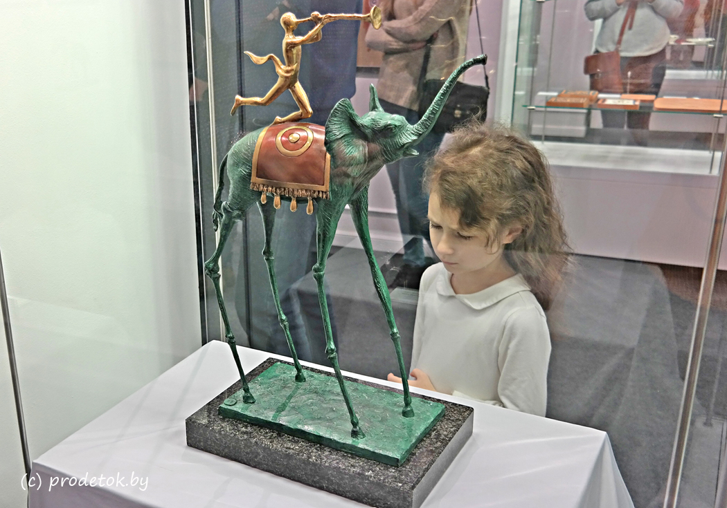 На Зыбицкой появился семиметровый слон