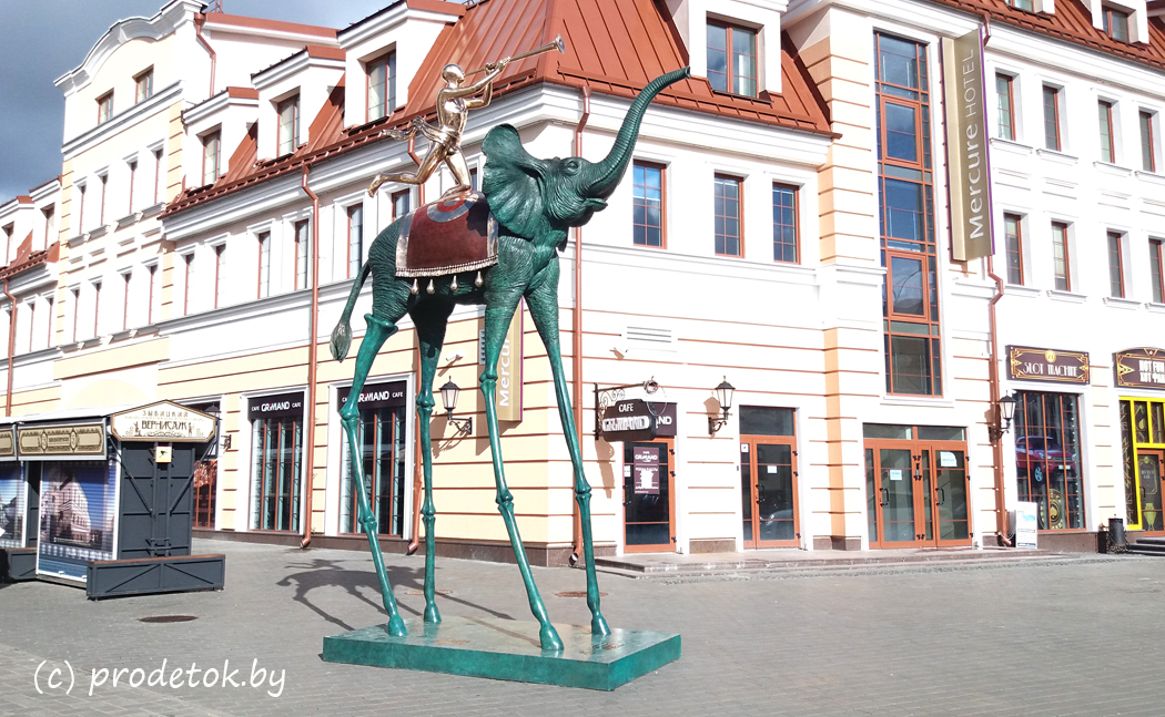 На Зыбицкой появился семиметровый слон