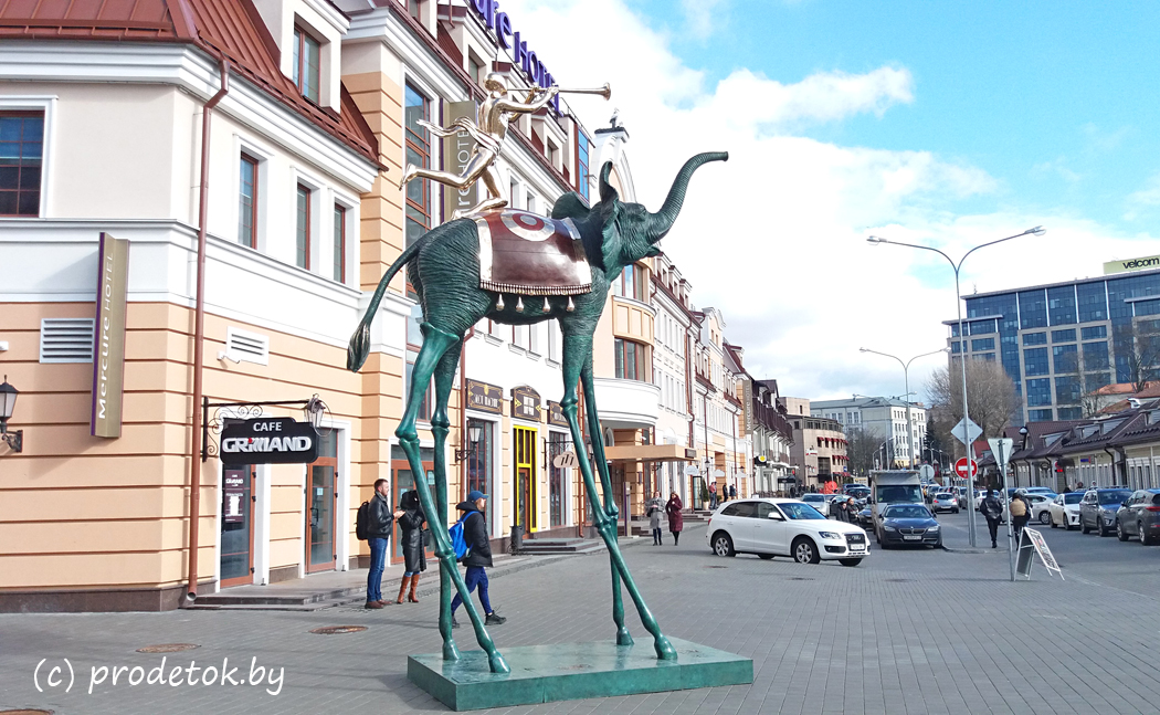 На Зыбицкой появился семиметровый слон