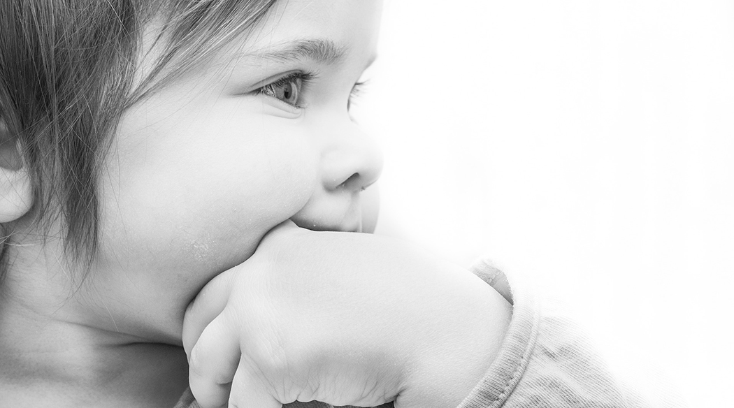 Вредные привычки в раннем возрасте — неправильный прикус и высокий риск кариеса