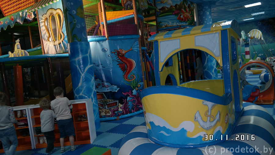 Детский лабиринт и мягкая зона в детском развлекательном центре Динозаврия