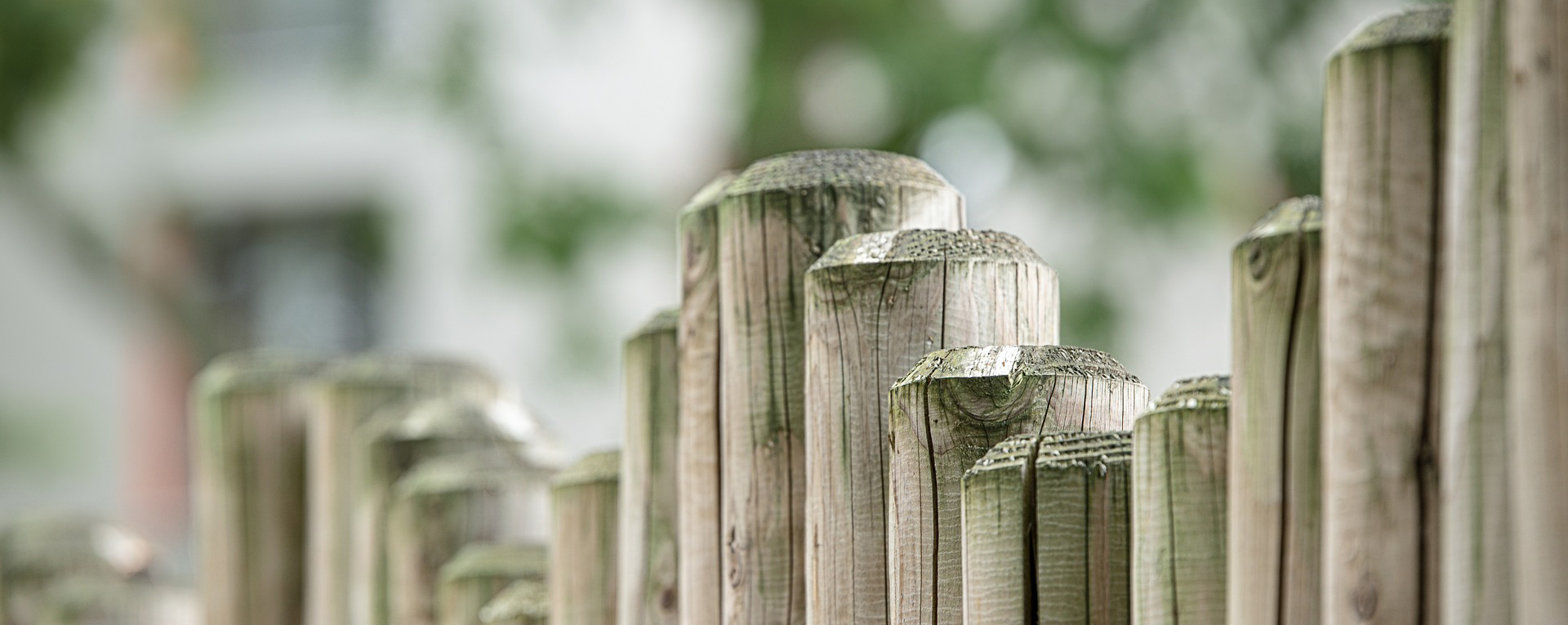 В Новогрудском районе в результате несчастного случая погиб ребёнок: восьмилетняя девочка зацепилась за забор рюкзаком