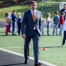 Известный белорусский футболист Виталий Кутузов провел в минской школе спортивное ток-шоу «90 детских вопросов о футболе» 