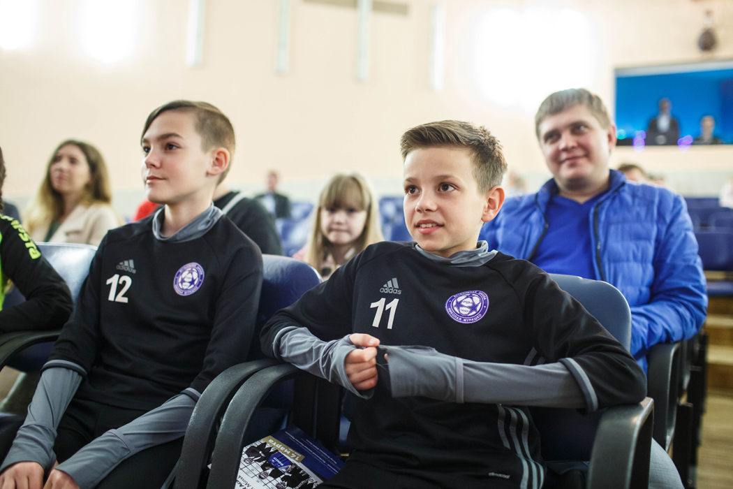 В средней школе №161 прошла встреча детей с одним из самых известных белорусских футболистов Виталием Кутузовым