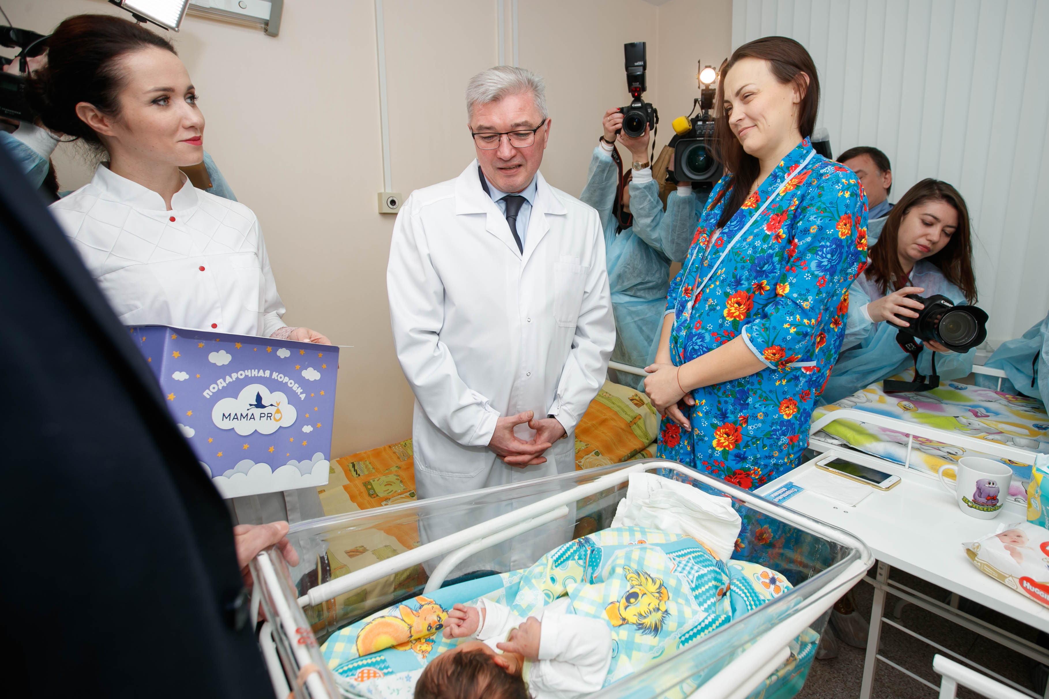 Маму первого родившегося в 2019 году минчанина встречал из роддома Министр здравоохранения