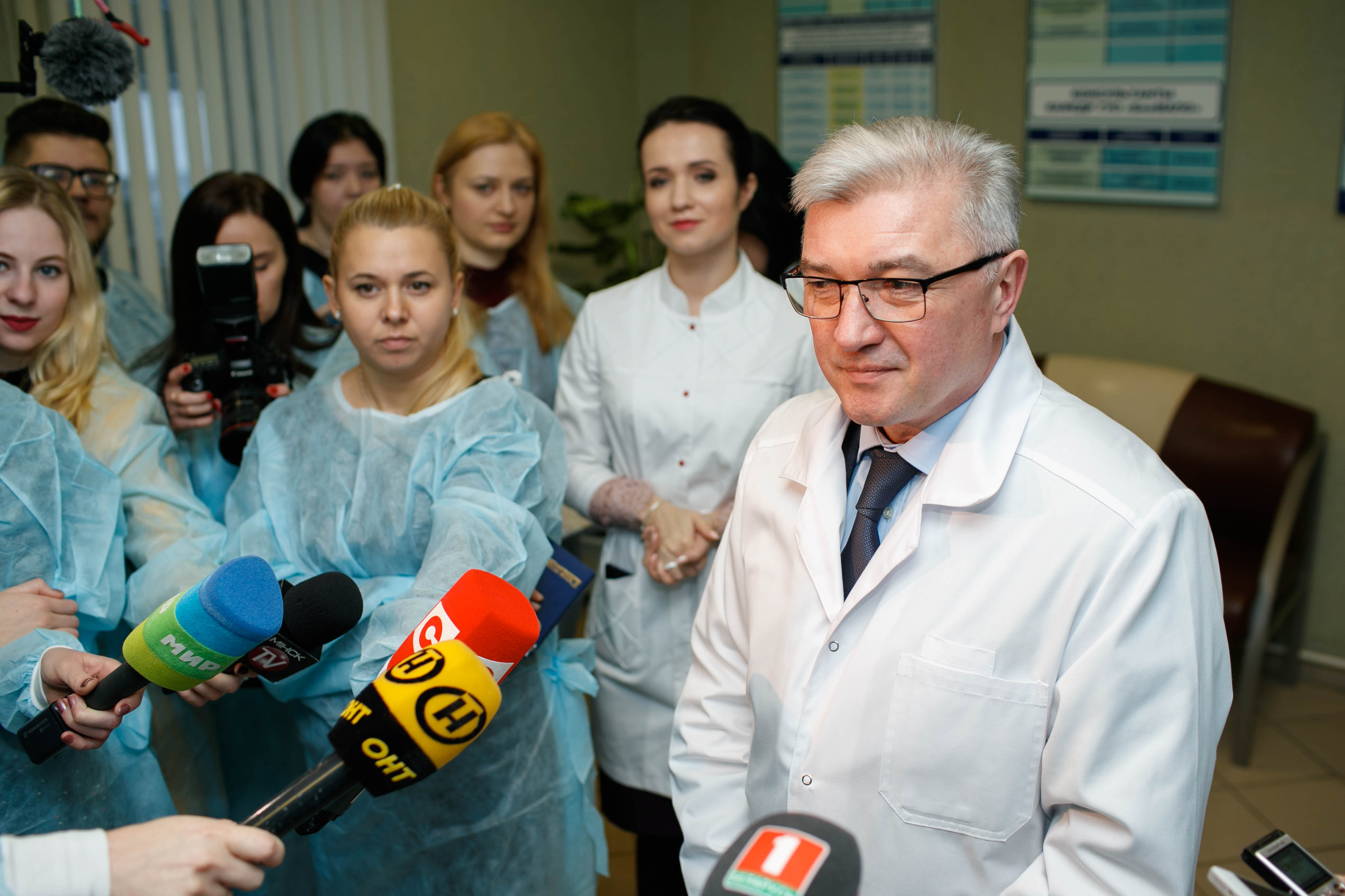 Маму первого родившегося в 2019 году минчанина встречал из роддома Министр здравоохранения