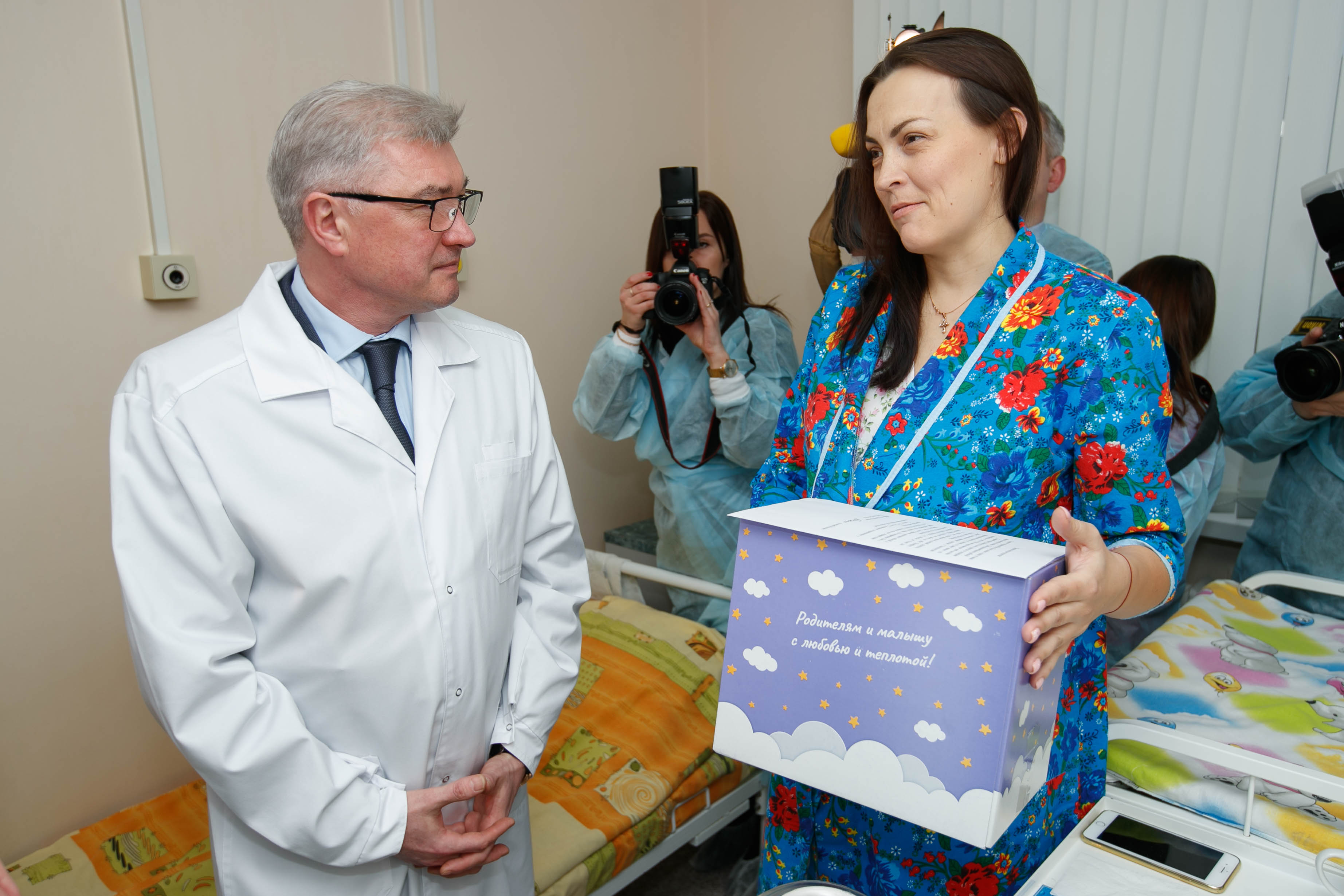 Маму первого родившегося в 2019 году минчанина встречал из роддома Министр здравоохранения