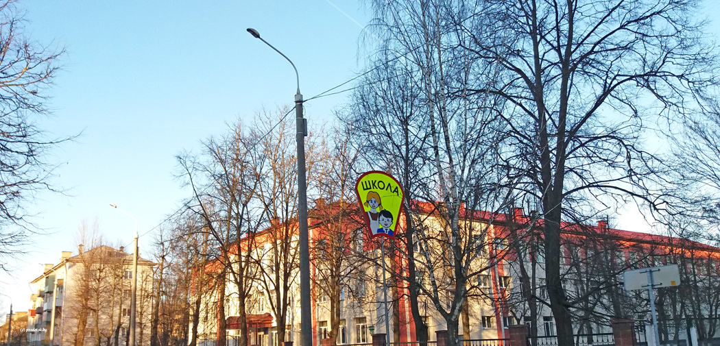 В некоторых школах новое правило: родителям нельзя заходить в здания. А еще возможно запретят пользоваться мобильными телефонами в школах.
